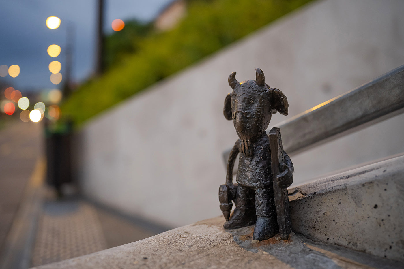 Mini statue of Master Mekk on Széll Kálmán Square #4263