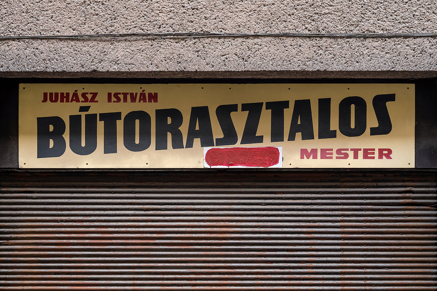 Bútorasztalos cégér a Batthyány utcában #4342
