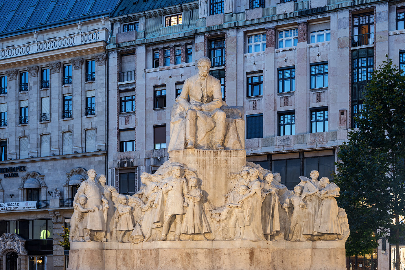 Vörösmarty Mihály szobra a Vörösmarty téren este #4724