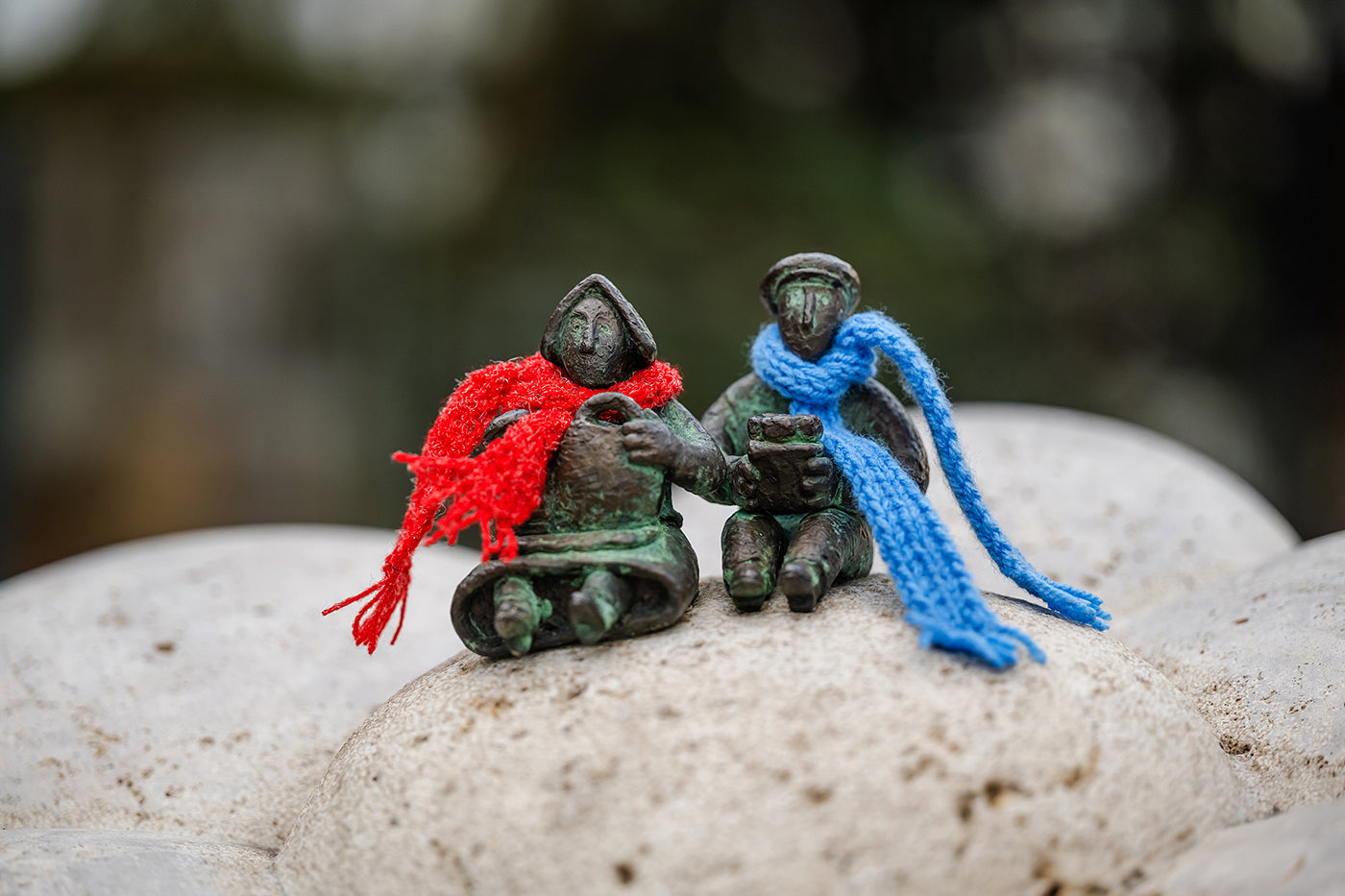 Mini statue of Aunt Aranka and Uncle Béla on Pasaréti Square #4732