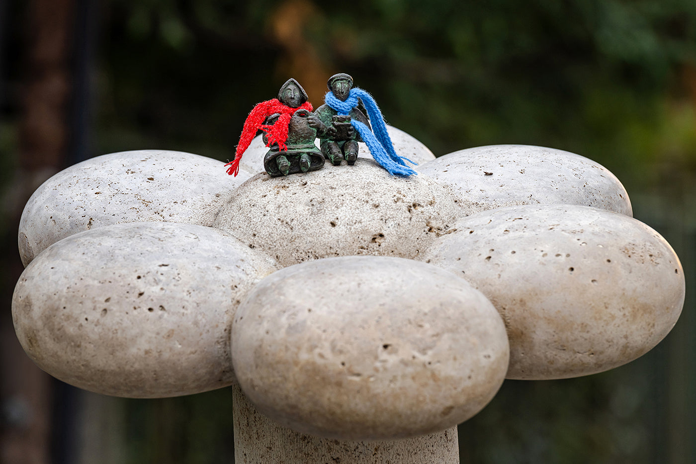 Mini statue of Aunt Aranka and Uncle Béla on Pasaréti Square #4737