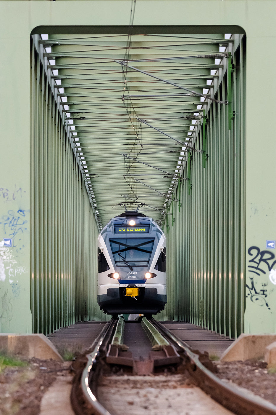 Vonat az újpesti vasúti hídon #4935