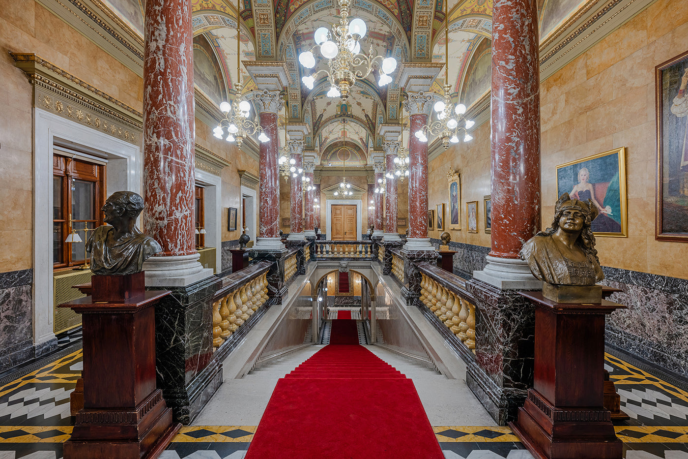 A királylépcső emeleti galériája az Operaházban #5045