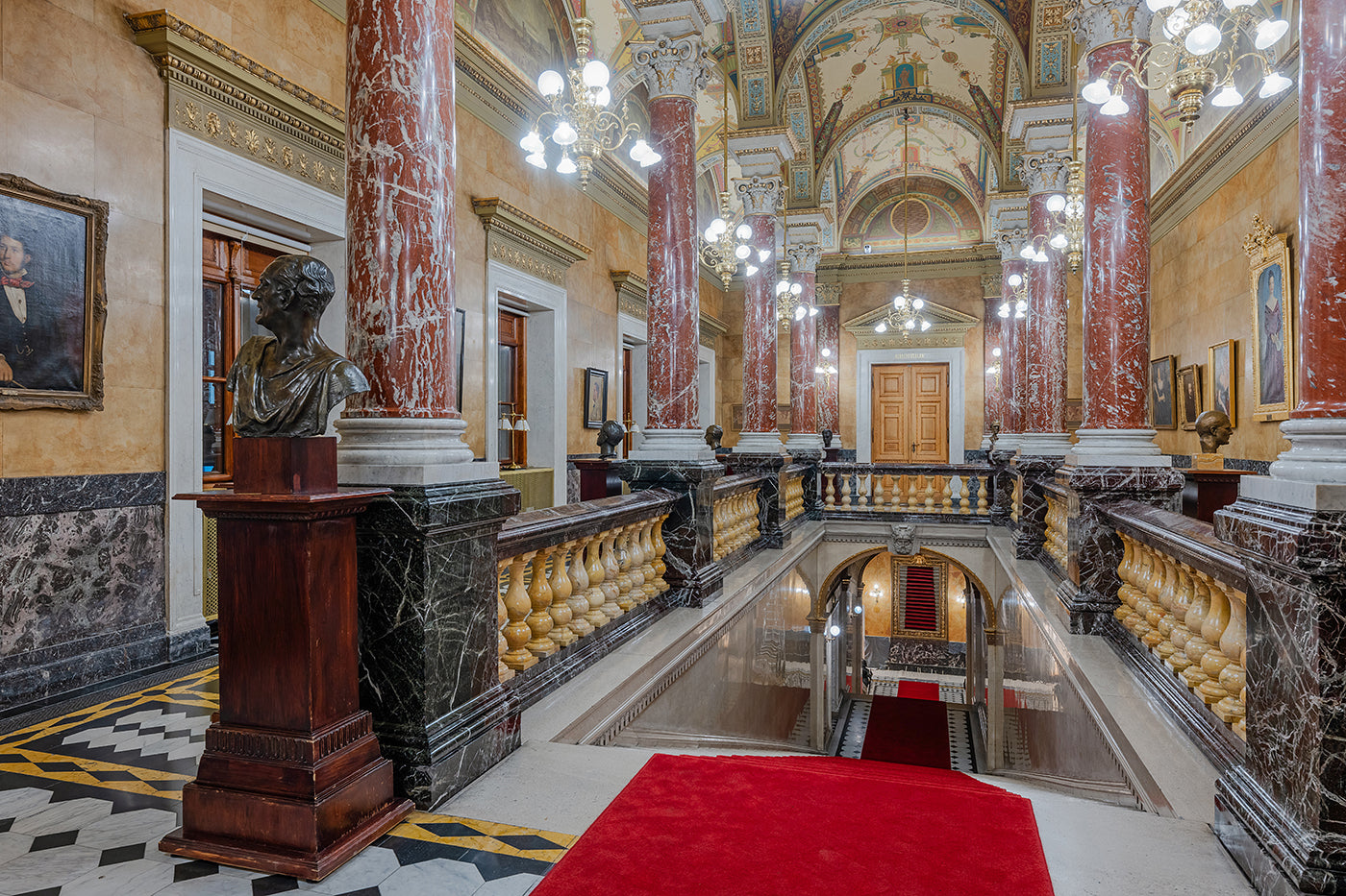 A királylépcső emeleti galériája az Operaházban #5046