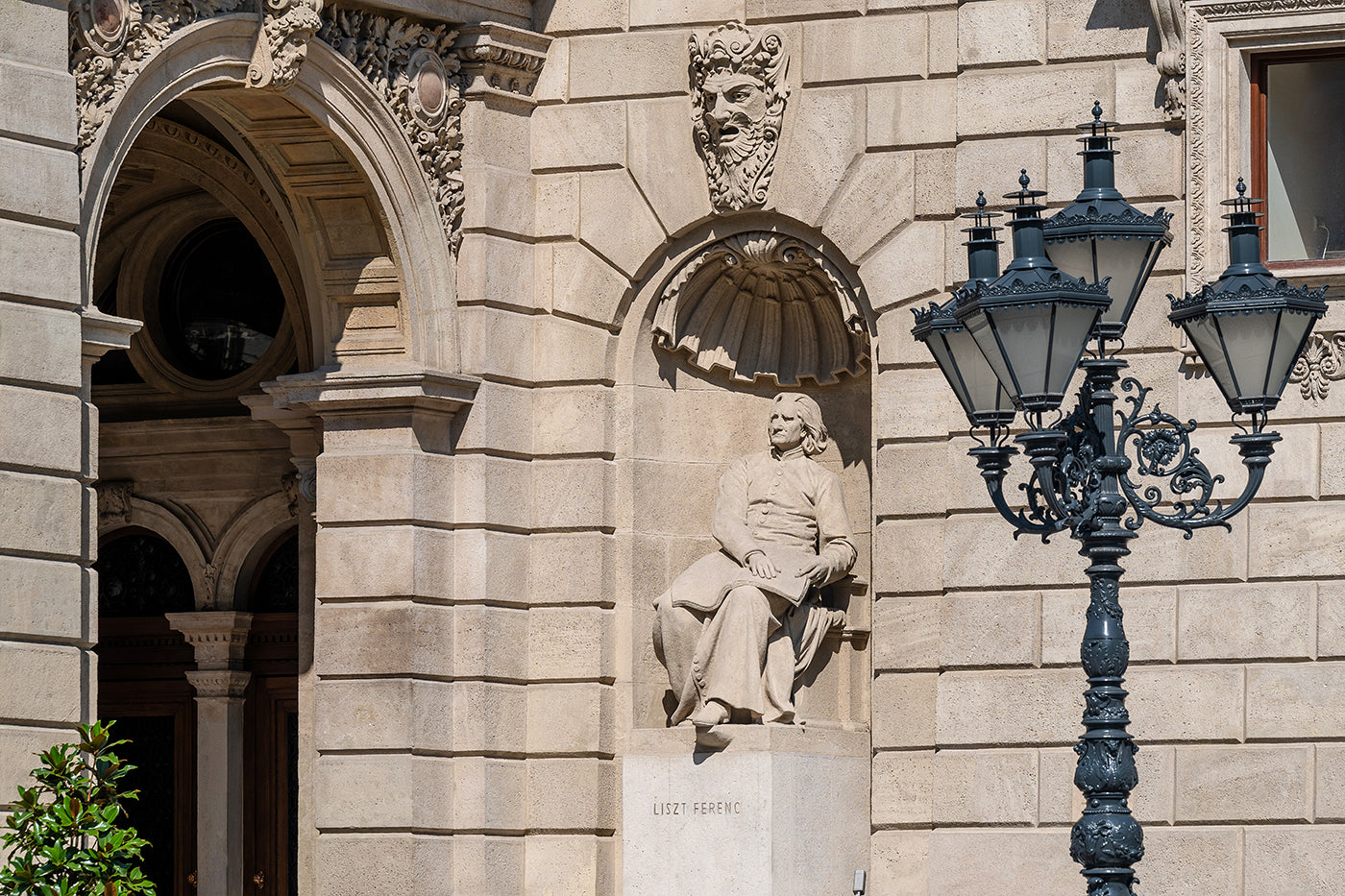 Statue of Franz Liszt on the facade of the Opera House #5067