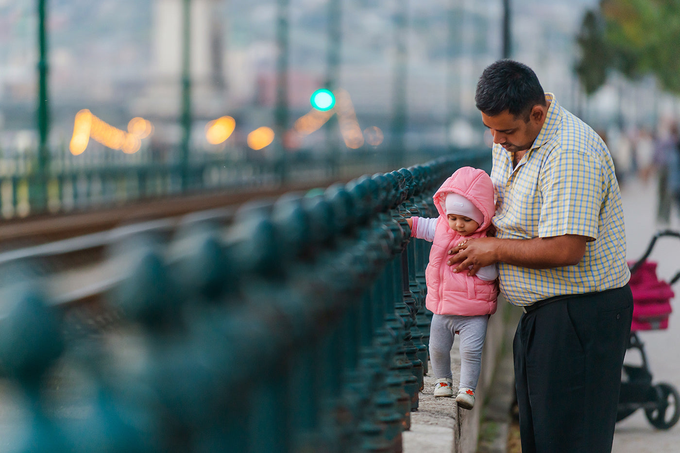 Dad with his child on Dunakorzó #5202