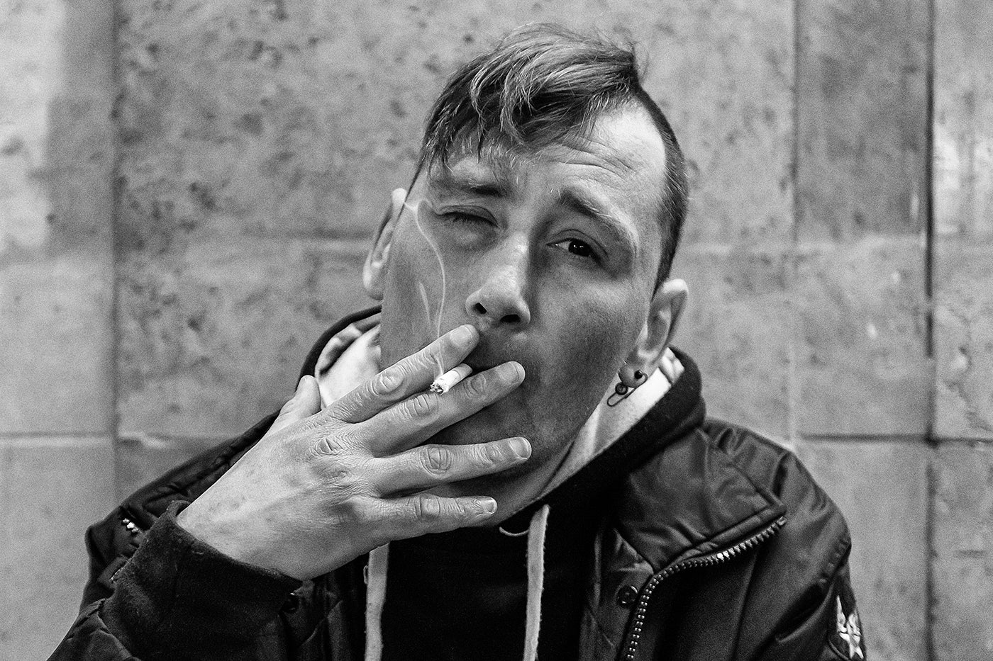 Cigiző punk az Astoria aluljáróban #5228