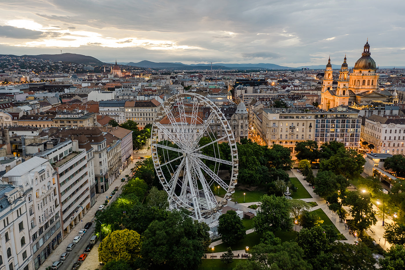 Bird's eye view of Erzsébet Square in the evening #5476