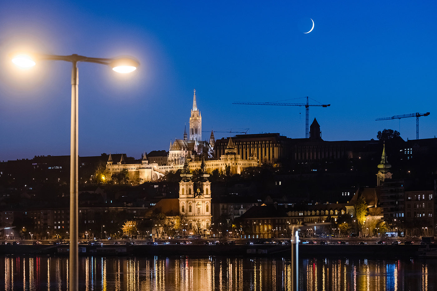 Mátyás templom és a Batthyány tér kék órában #5571