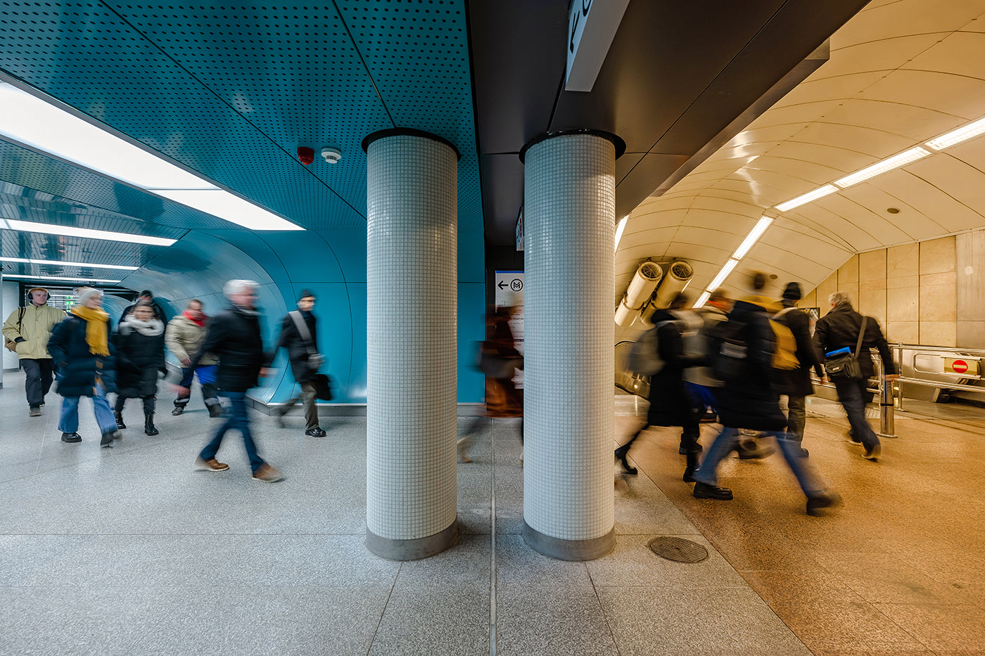 Utasok a Deák Ferenc téri metrómegállóban #5610