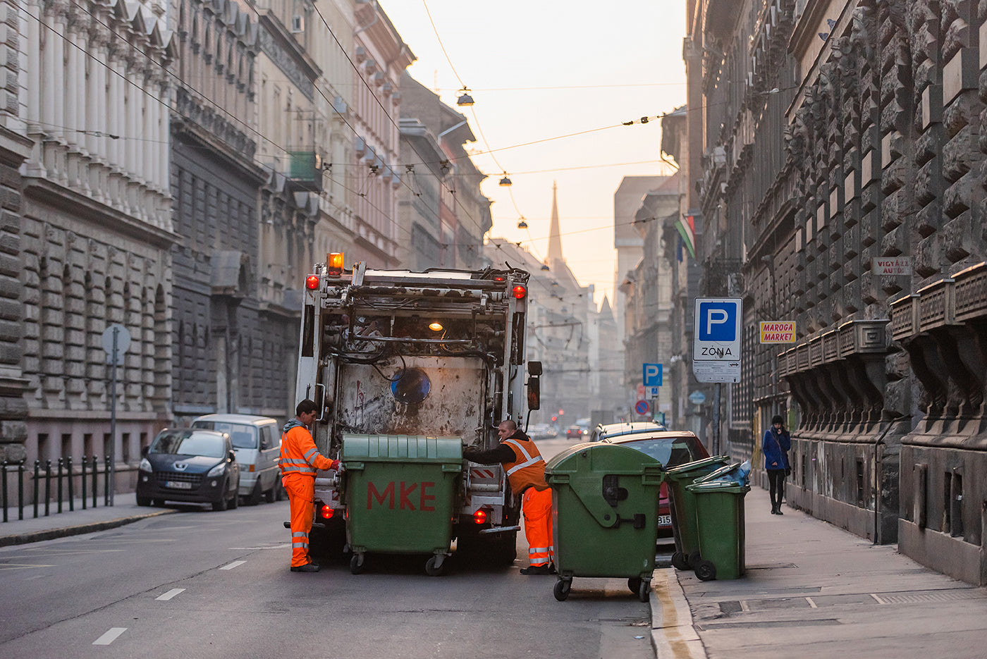Trash collectors on Izabella Street #5687