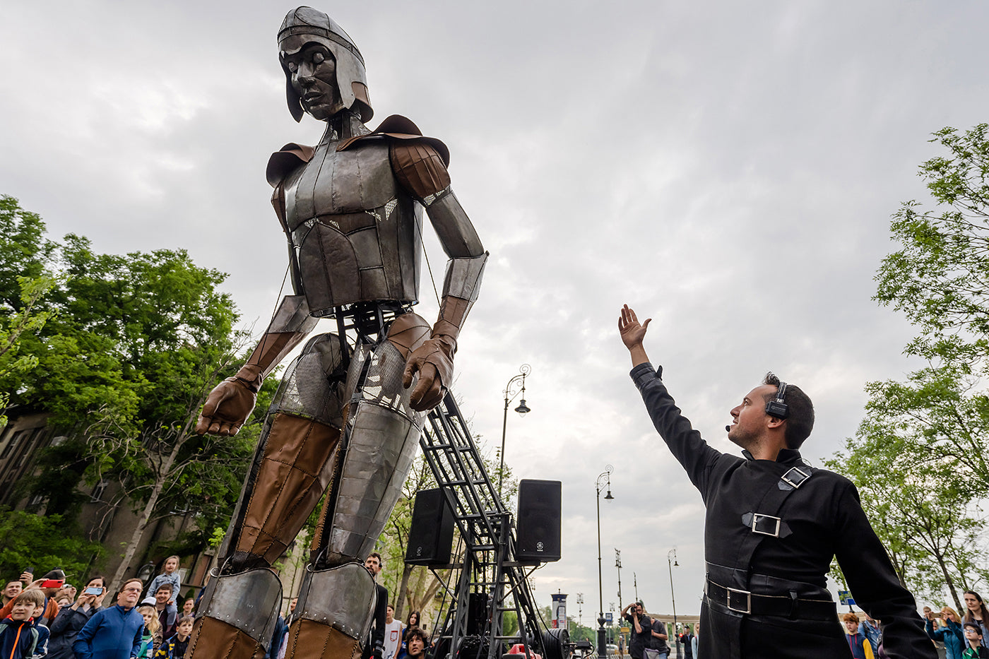 Giant puppets on Andrássy Avenue - Abstract Budapest International Contemporary Puppet Festival #5704