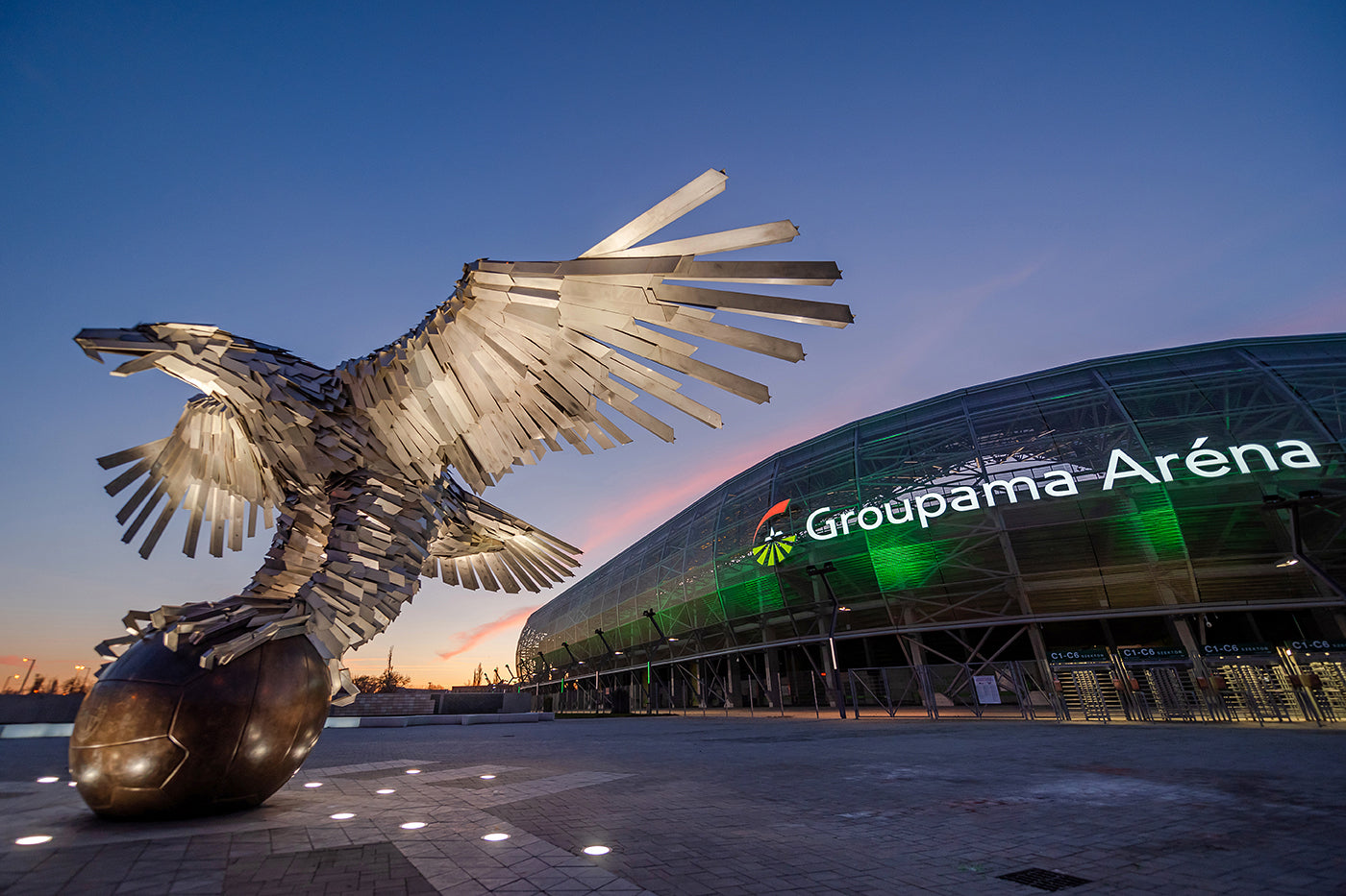 Groupama Aréna és a Fradi Sas kék órában #5711