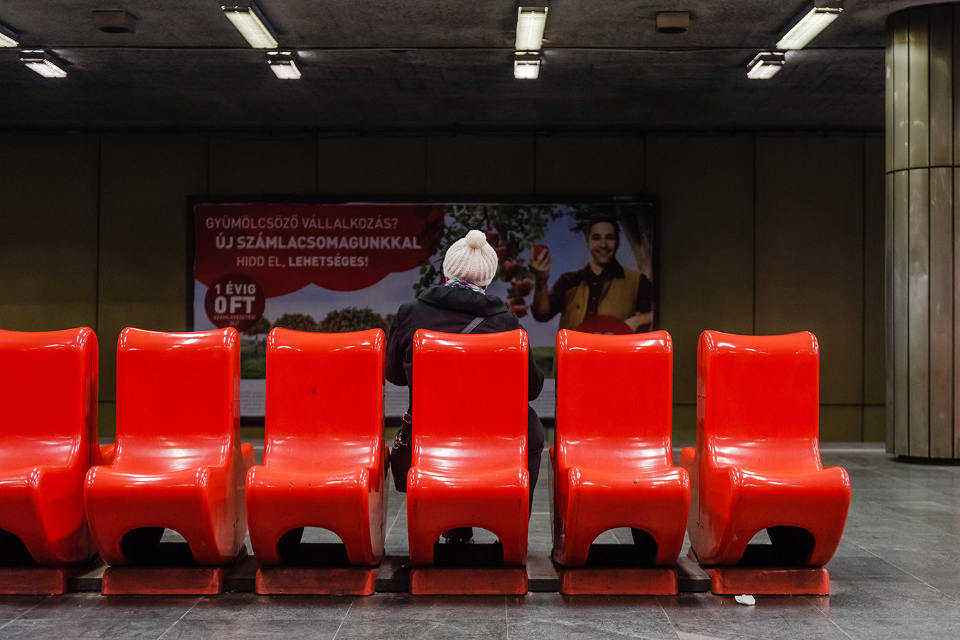 Lehel téri metrómegálló régi piros székei #5723