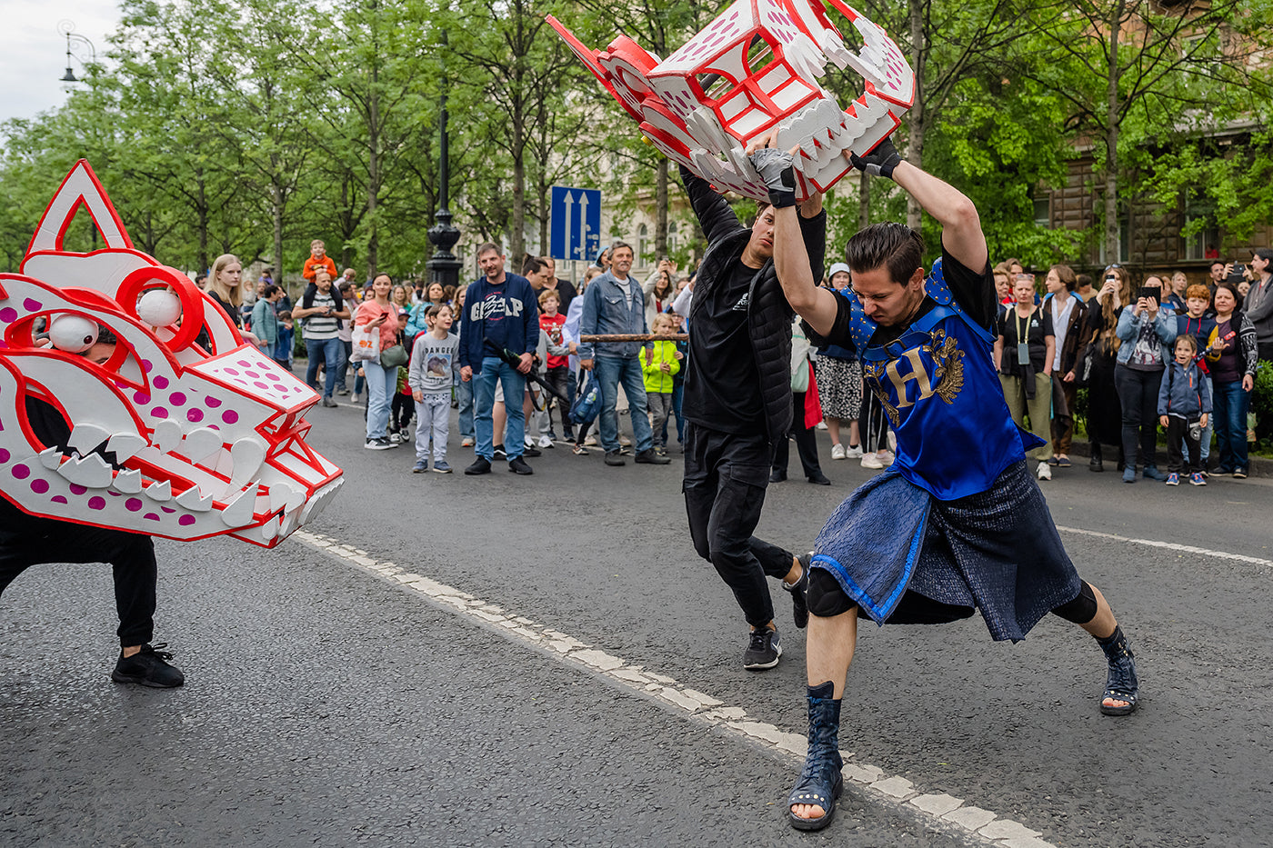 Giant puppets on Andrássy Avenue - Abstract Budapest International Contemporary Puppet Festival #5724