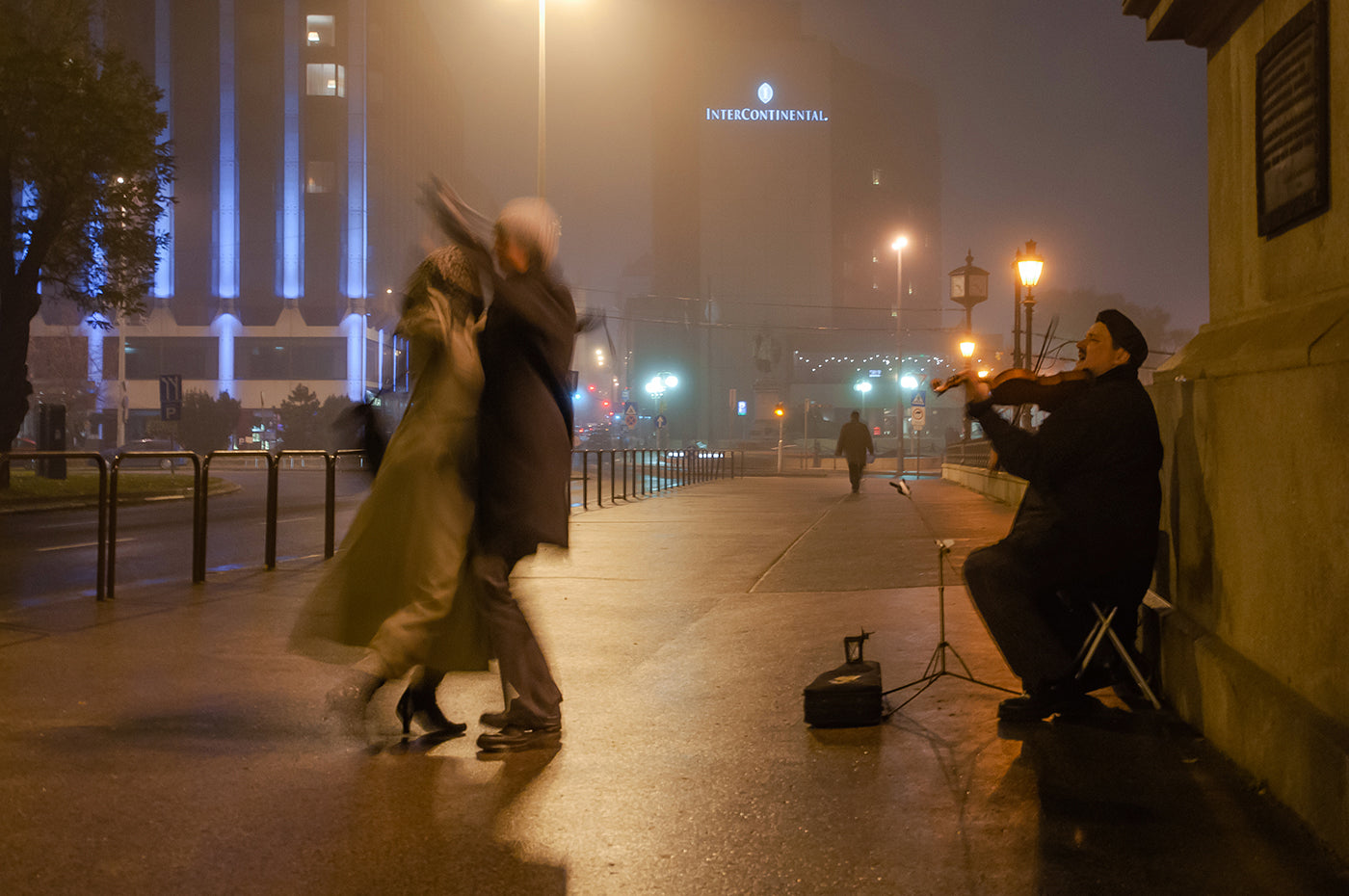 Dancing couple at the Chain Bridge #5947