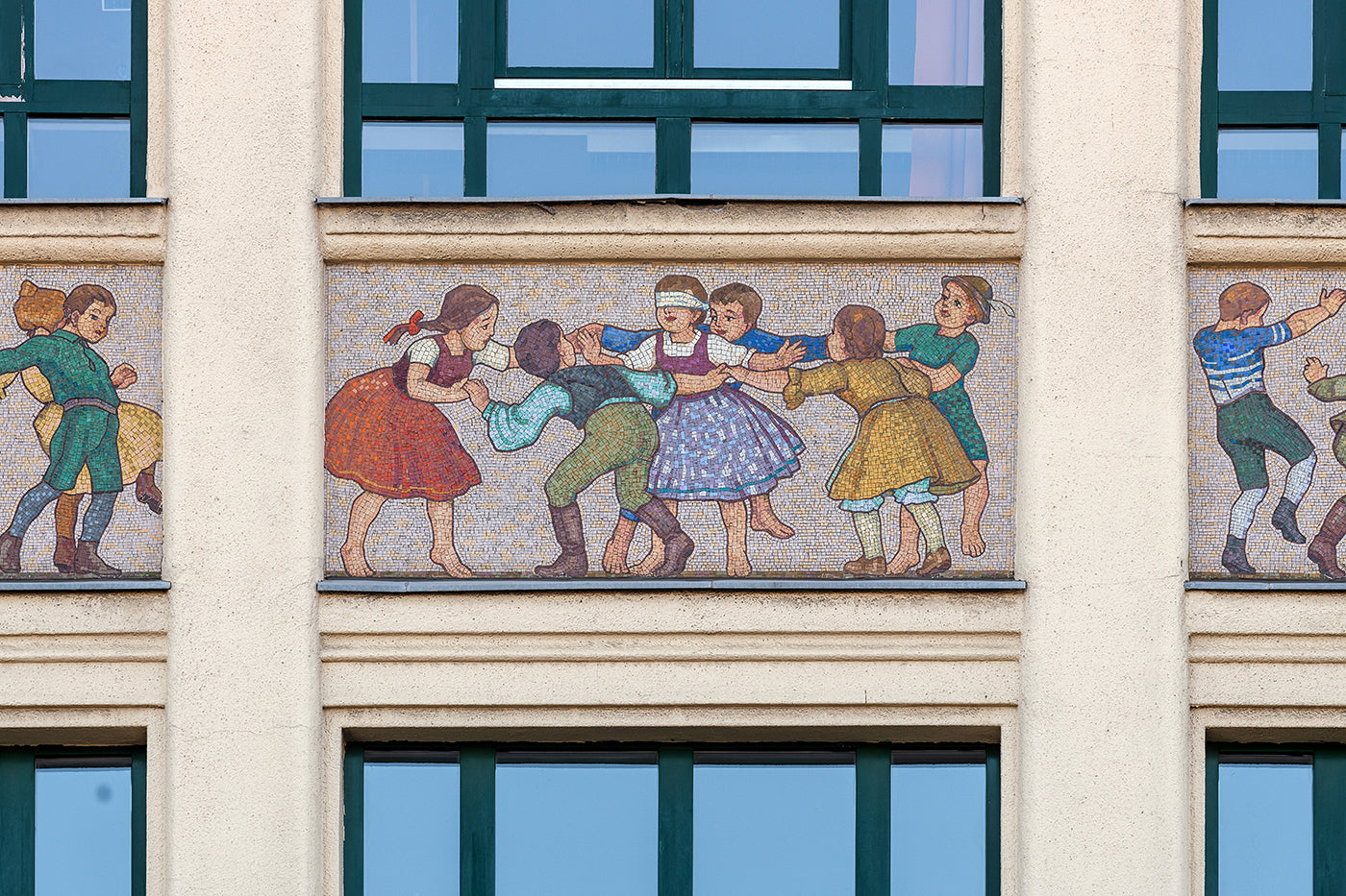 Madách Gimnázium homlokzatának mozaikképei #5953