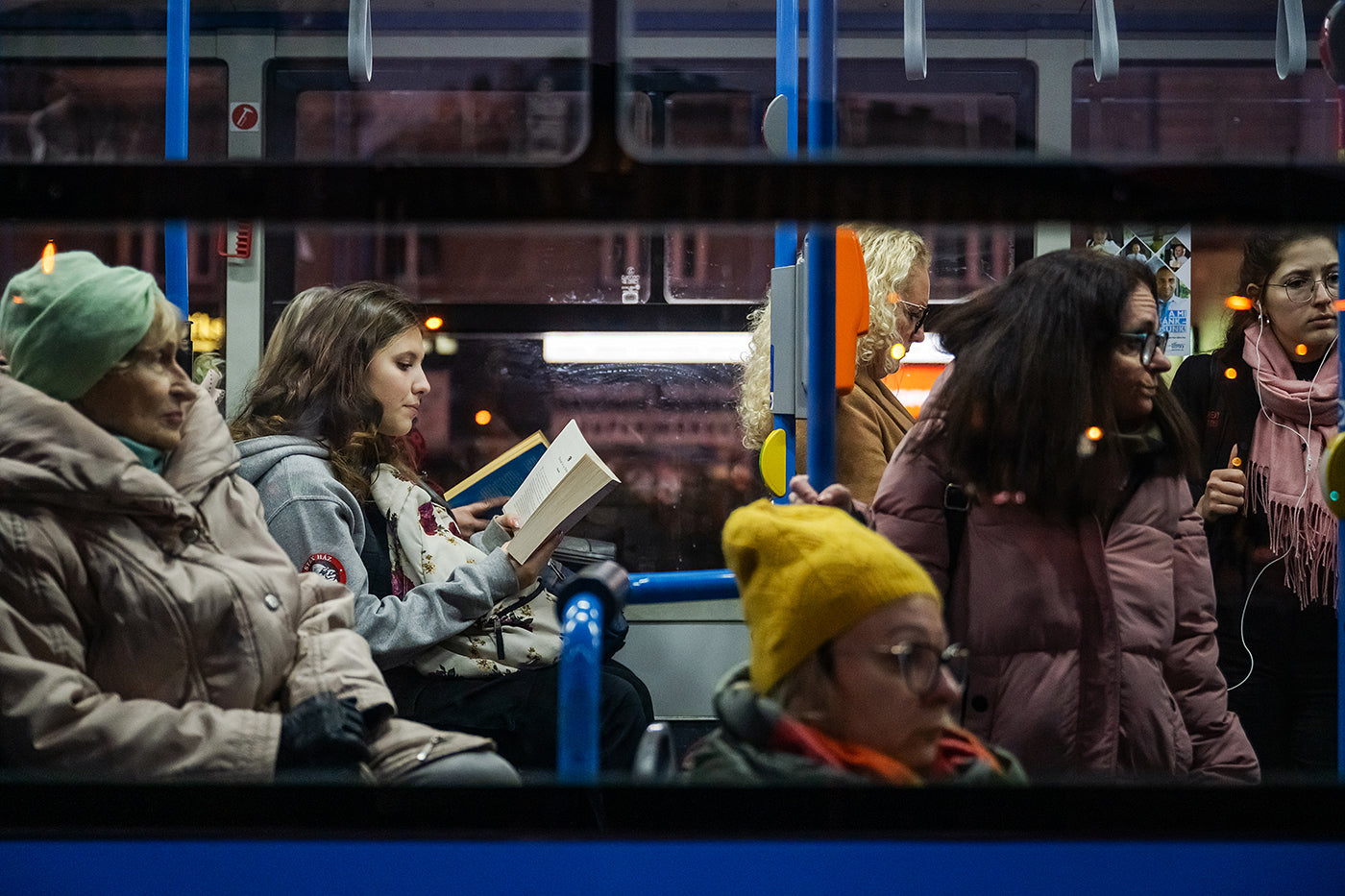 Women on the bus at Keleti #6229