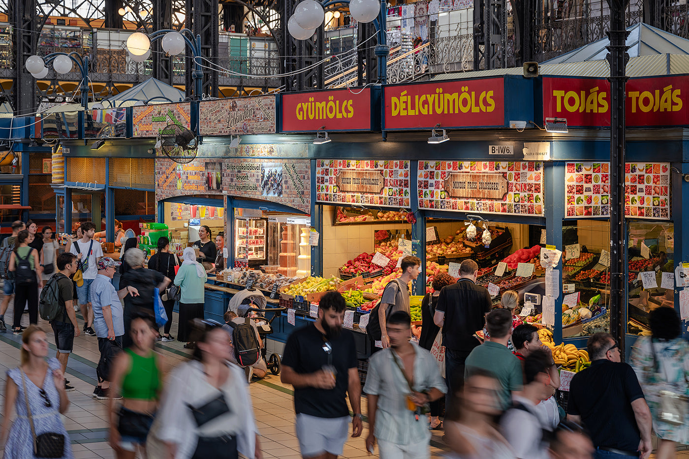 Crowd at the Central Market Hall #6697