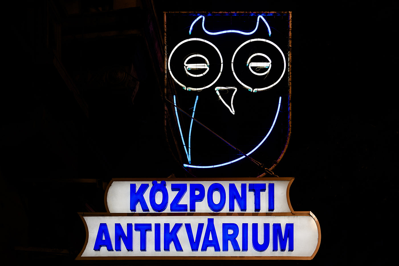 Központi Antikvárium neonreklámja #7287