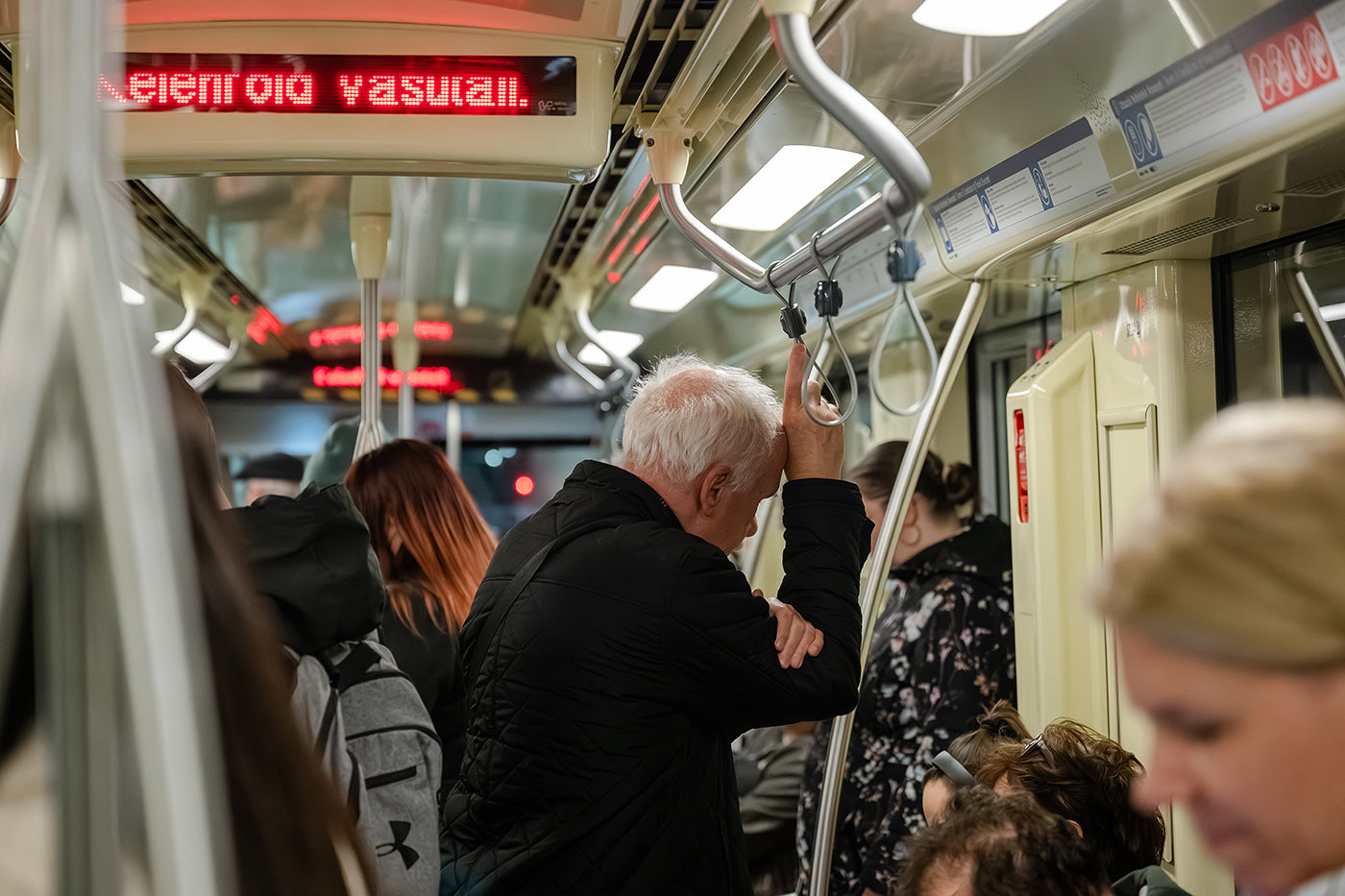 Life pictures from the 10-year-old metro line 4 #7474