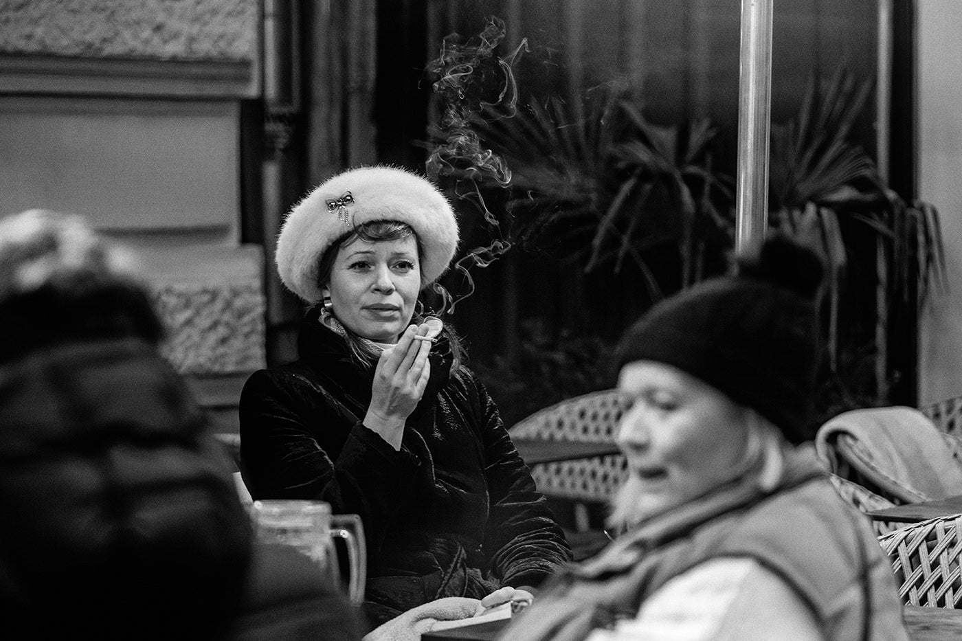 Cigarettázó nő a Zrínyi utcában #7727