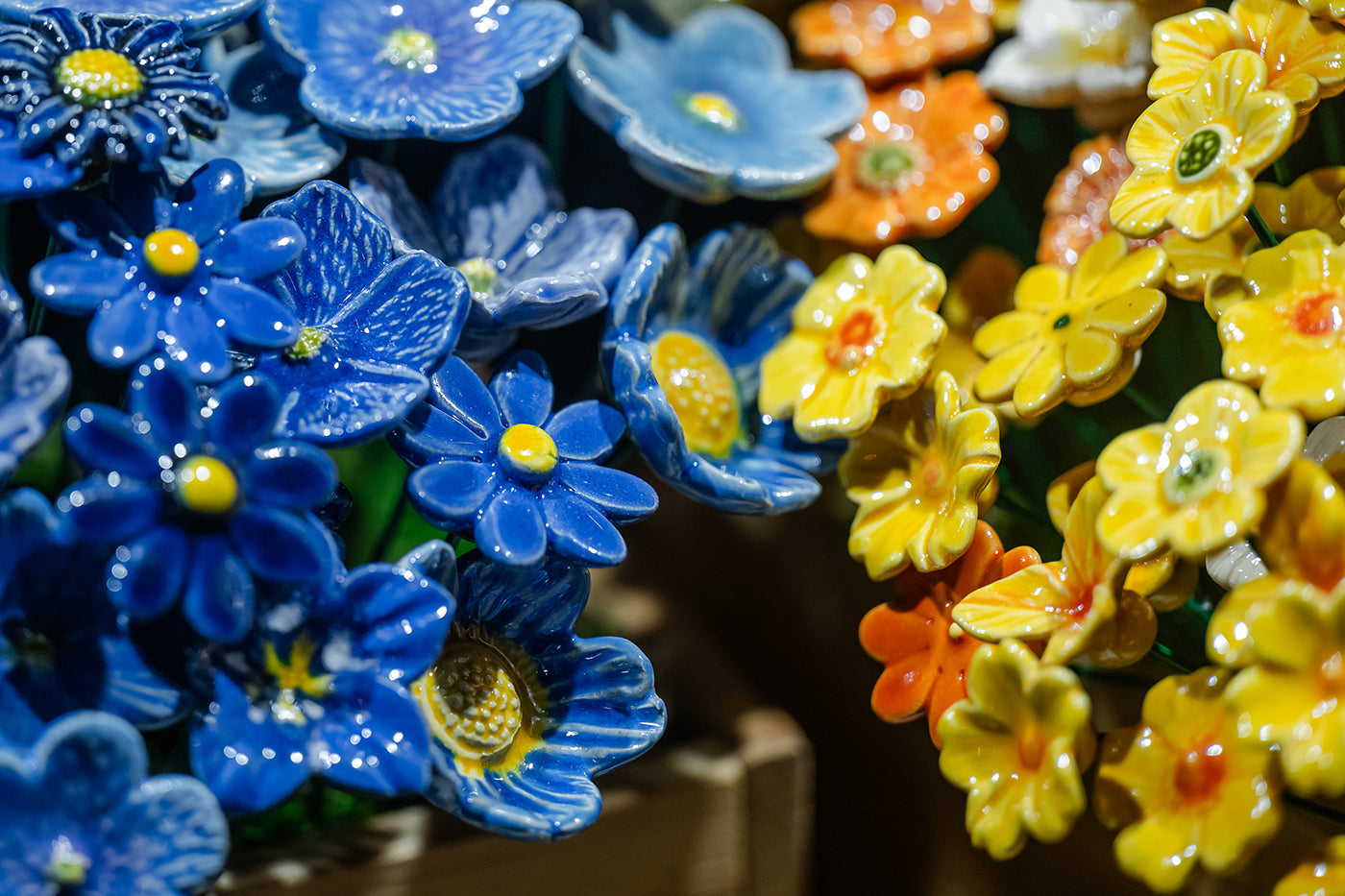 Ceramic flowers at the Christmas market #7748