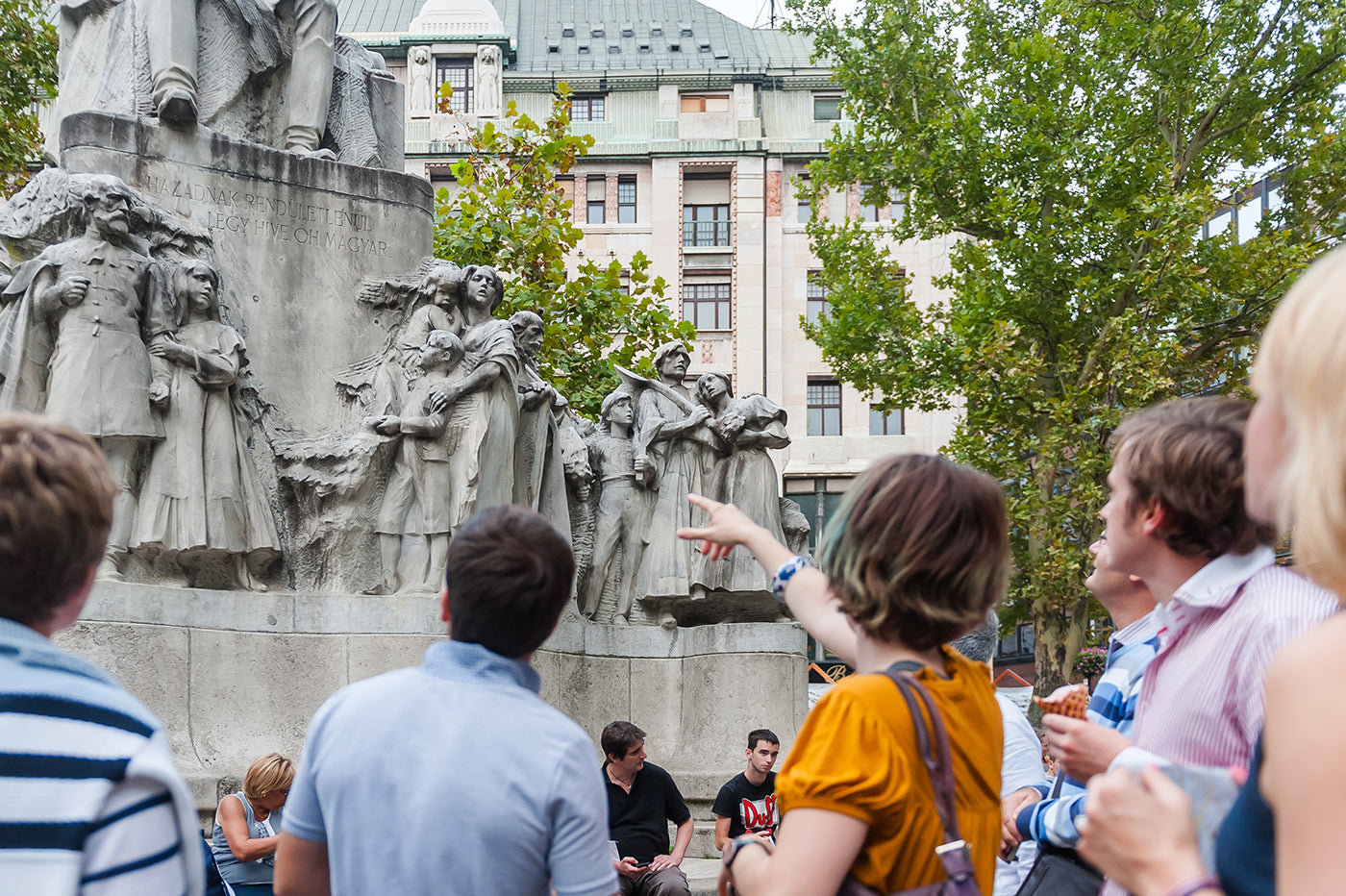 Turisták a Vörösmarty téren #7789