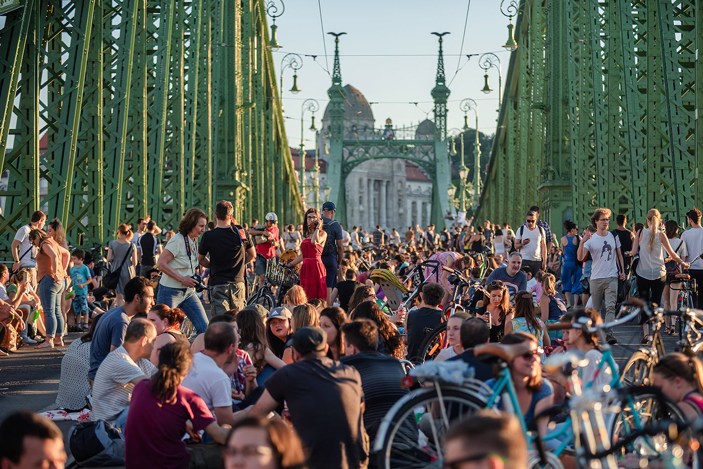 Picnic on Liberty Bridge #7963