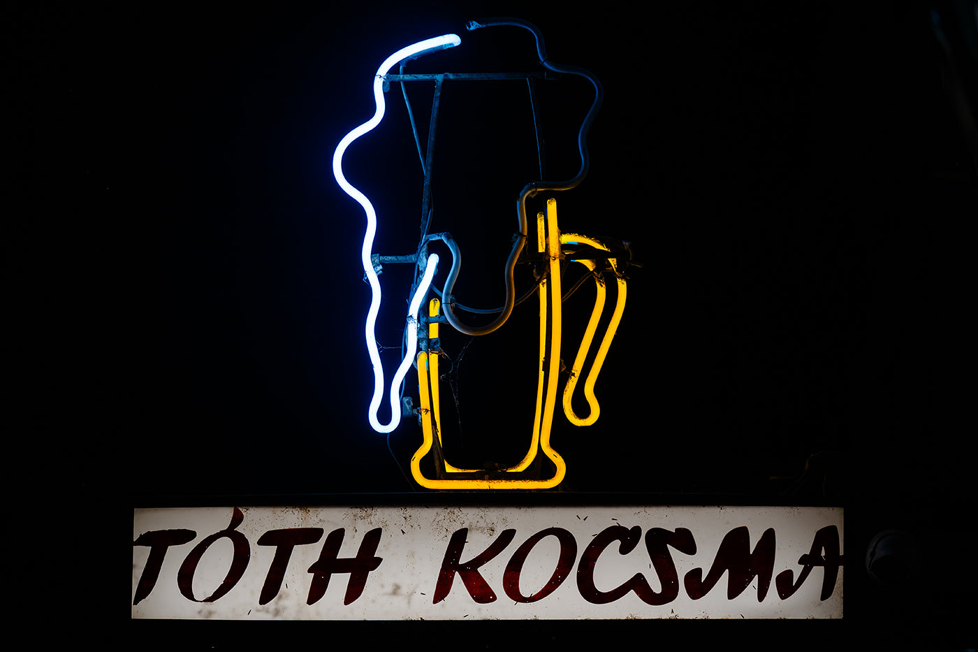Tóth Kocsma neonreklámja a Falk Miksa utcában #8421