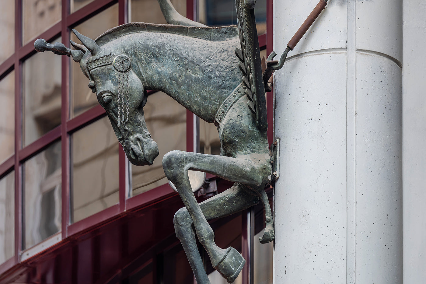 Horse statue on the facade of the Hotel Mercure on Váci Street #9117