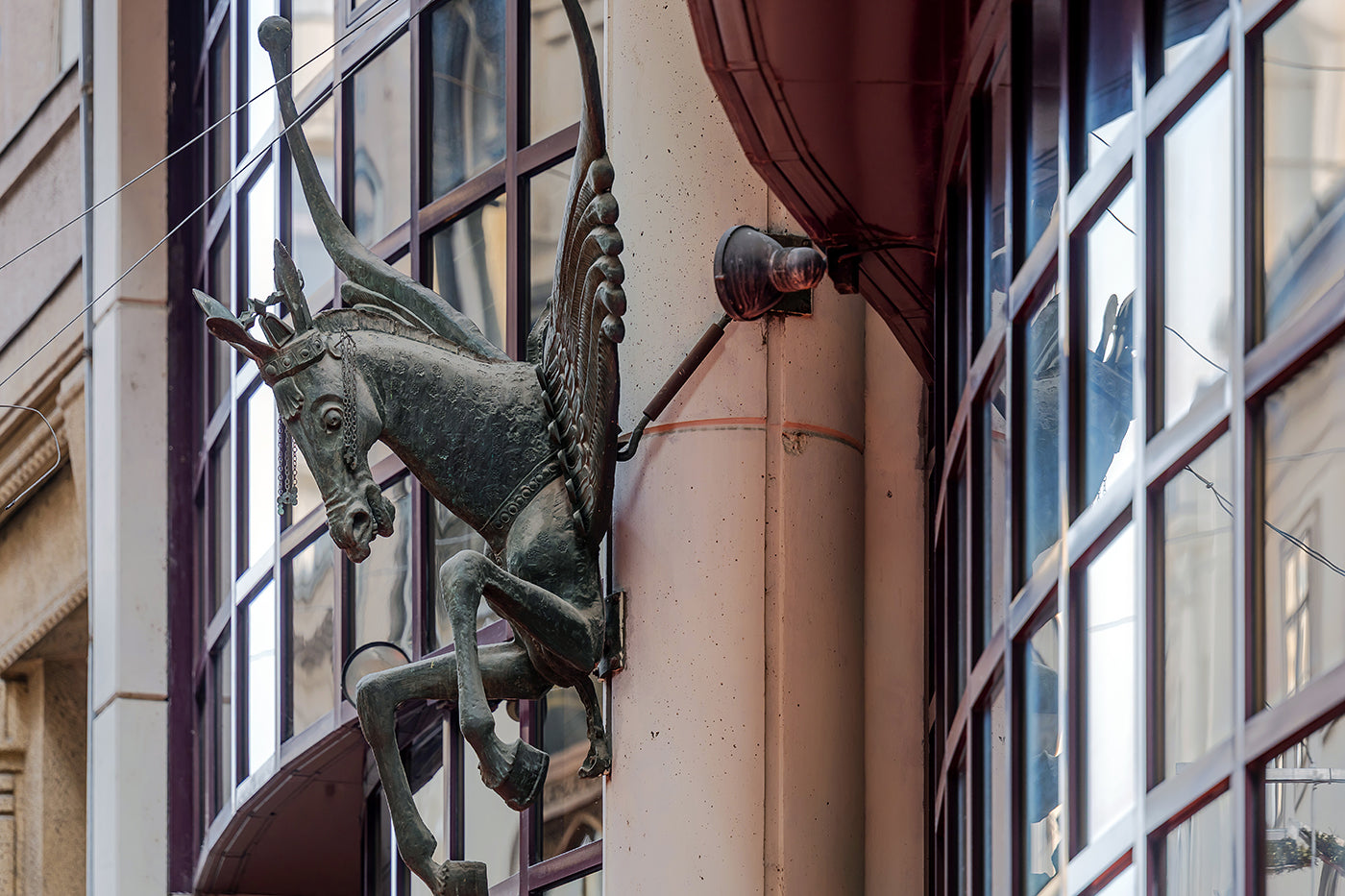 Horse statue on the facade of the Hotel Mercure on Váci Street #9118